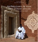 Architectures de terre dans l'Ouest africain. Bleu à l'ombre, ocre au soleil, 2016, 200 p.